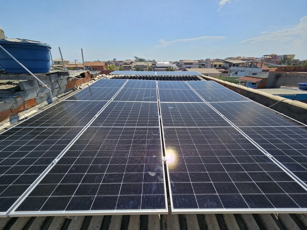 Painéis solares em telhado urbano