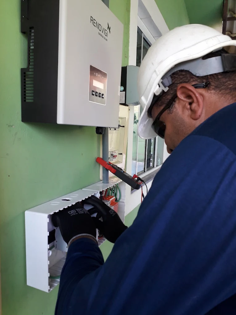 Técnico configurando inversor